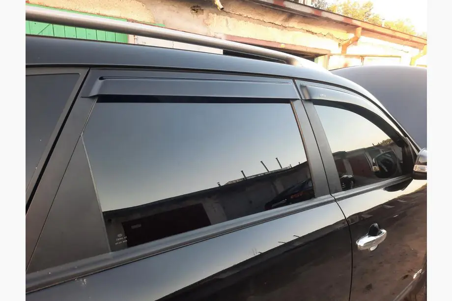 Kia Sorento II XM 2009–2014 Deflektory okien (4 ks, HIC) Fotografia 4