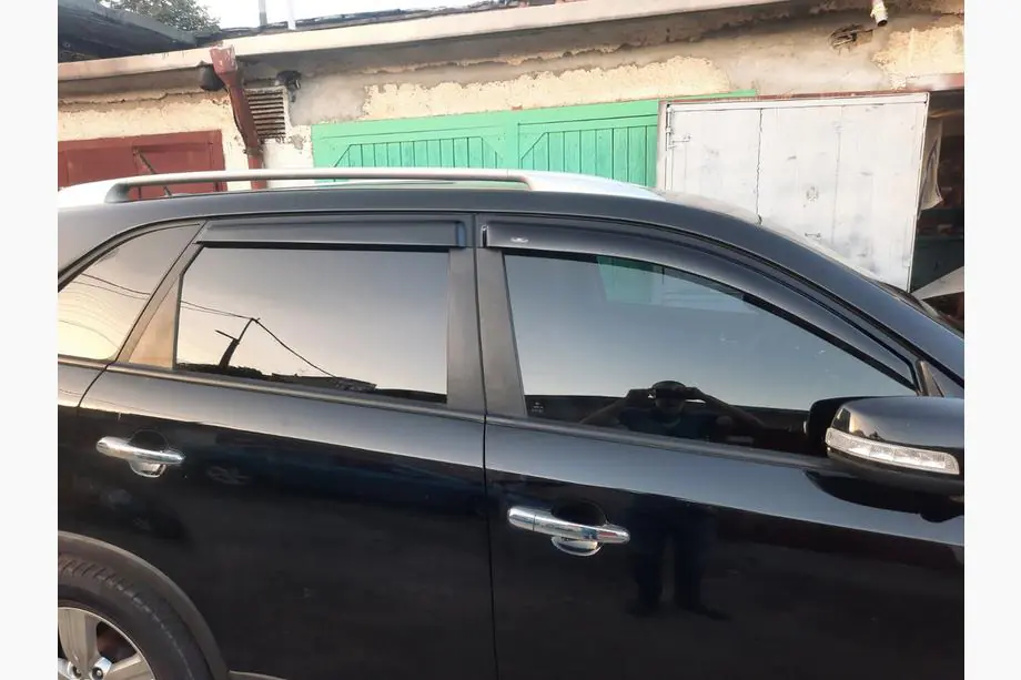 Kia Sorento II XM 2009–2014 Deflektory okien (4 ks, HIC) Fotografia 5