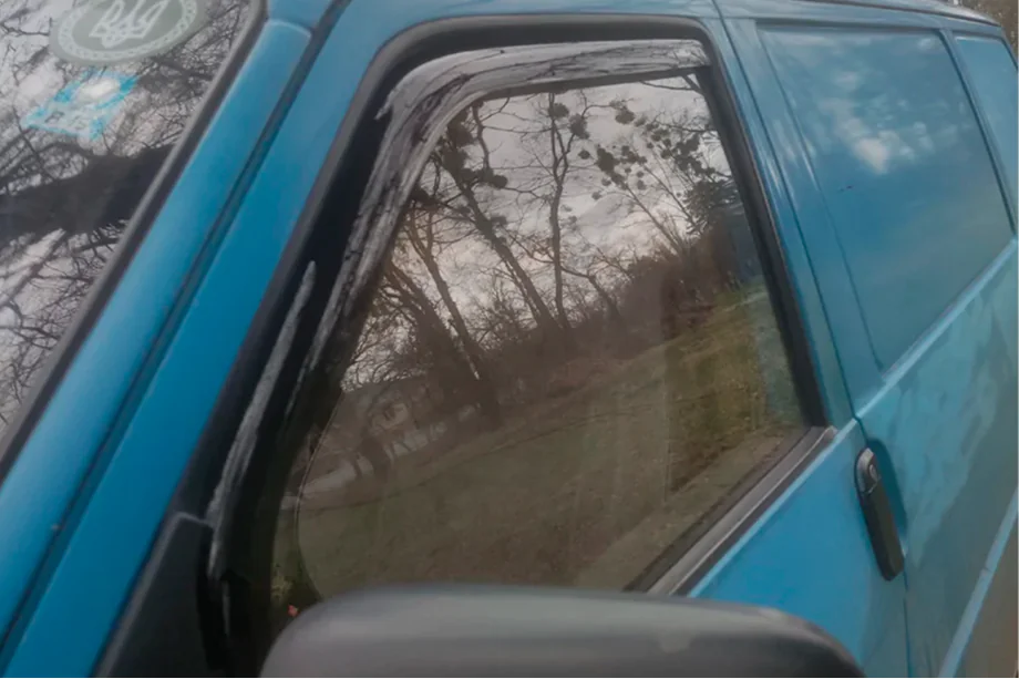 Volkswagen T4 Caravelle/Multivan 1990–2003 Vkladané okenné deflektory (2 ks, HIC) Fotografia 7
