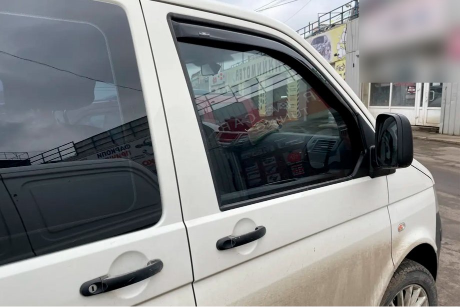 Volkswagen T5 Caravelle 2004–2010 Vkladané okenné deflektory (2 ks, HIC) Fotografia 9