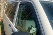 Volkswagen T5 2010–2015 Vkladané okenné deflektory (2 ks, HIC) fotografia 5