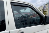 Volkswagen T5 2010–2015 Vkladané okenné deflektory (2 ks, HIC) fotografia 10