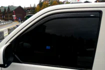 Volkswagen T6 2015–2024 Vkladané okenné deflektory (2 ks, HIC) fotografia 11
