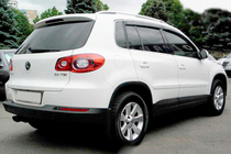 Volkswagen Tiguan 2007–2016 Okenné deflektory s chrómovou lištou (4 ks, HIC) fotografia 3