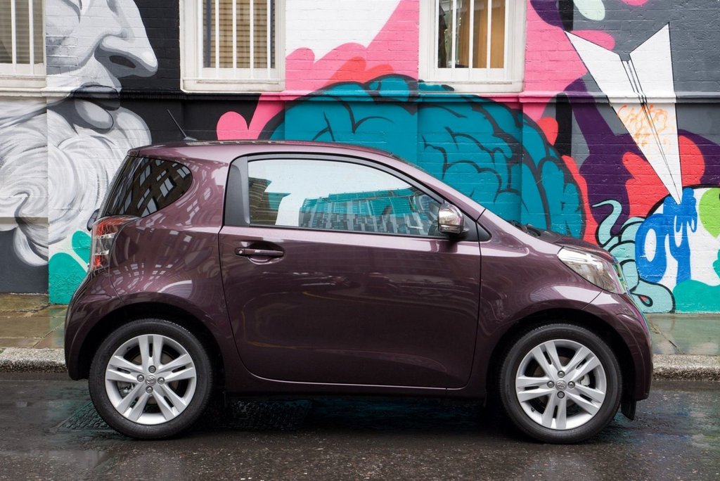 Kompaktný trojdverový hatchback Toyota iQ