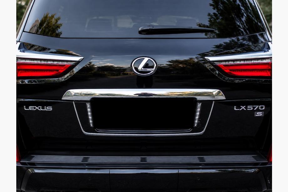 Lexus LX570/450d 2008–2022 Zadný držiak ŠPZ s LED (2007-2023) Čierna farba Fotografia 3