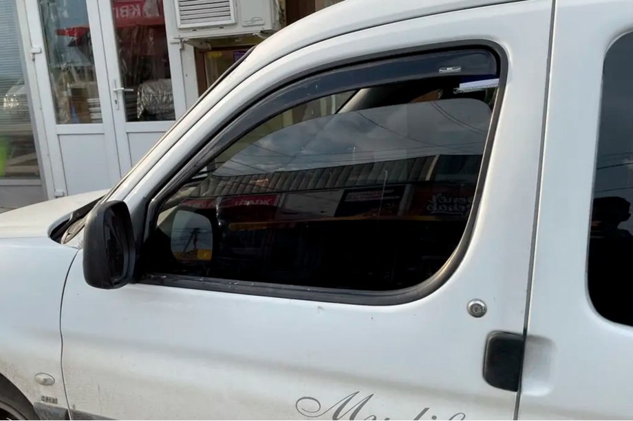 Peugeot Partner 1996–2008 Vkladané okenné deflektory (2 ks, HIC) Image
