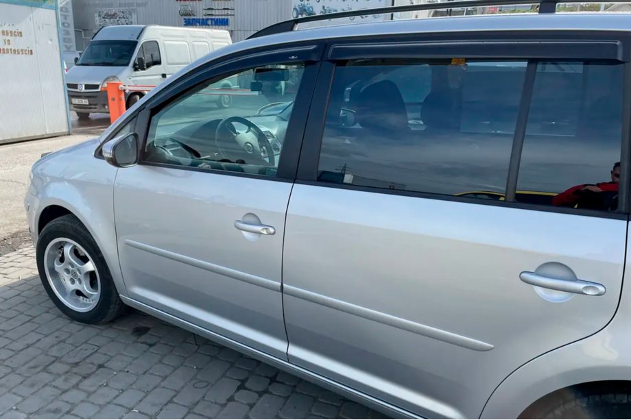 Volkswagen Touran 2003–2010 Deflektory okien (4 ks, HIC) Fotografia 9