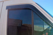 Volkswagen LT 1995–2006 Okenné veterné deflektory (2 ks, HIC) fotografia 4