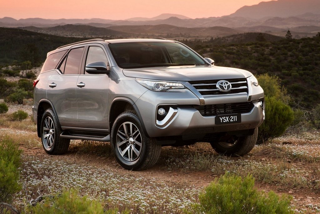 Test sedemmiestneho rámového SUV Toyota Fortuner