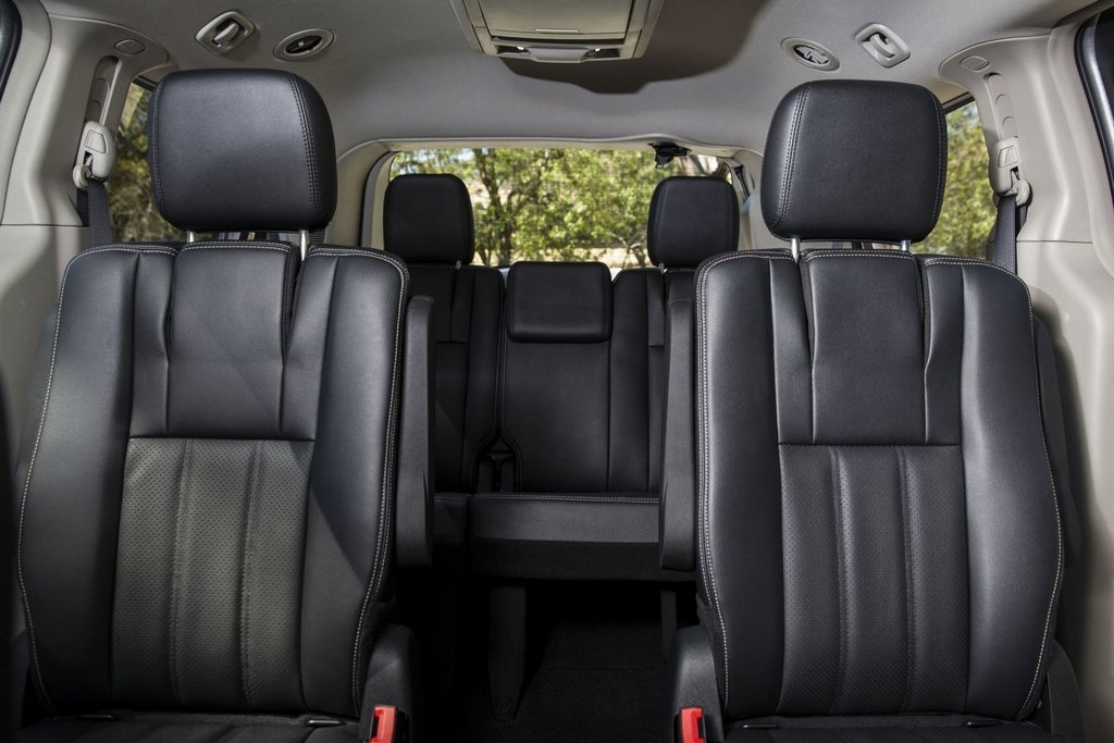 Sedemmiestny minivan Dodge Grand Caravan piatej generácie