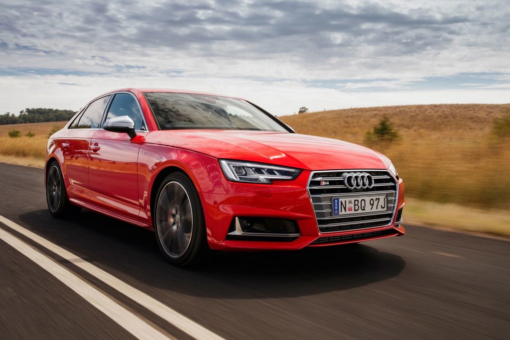 Recenzia športového sedanu Audi S4