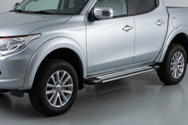 Mitsubishi L200 2006–2015 Bočné prahy Rainbow (2 ks, hliník) fotografia 1