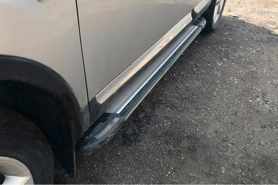 Nissan Qashqai 2010–2014 Bočné nášľapy Rainbow (2 ks, hliník) Image