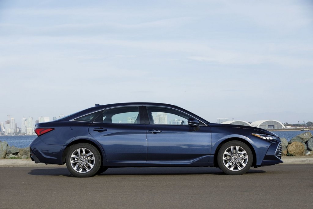 Piata generácia vlajkovej limuzíny Toyota Avalon