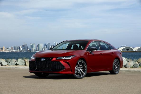 Piata generácia vlajkovej limuzíny Toyota Avalon Fotografia 1