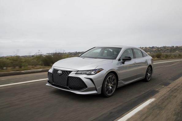Piata generácia vlajkovej limuzíny Toyota Avalon Fotografia 3