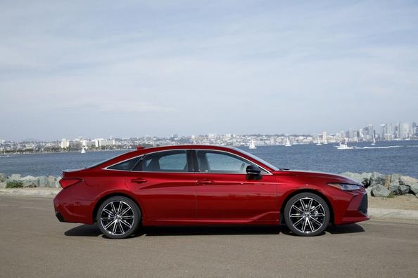 Piata generácia vlajkovej limuzíny Toyota Avalon Fotografia 2
