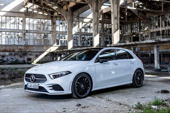 Päťdverový prémiový hatchback Mercedes-Benz A-class 4. generácie