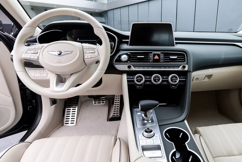 Prvá generácia sedanu Genesis G70