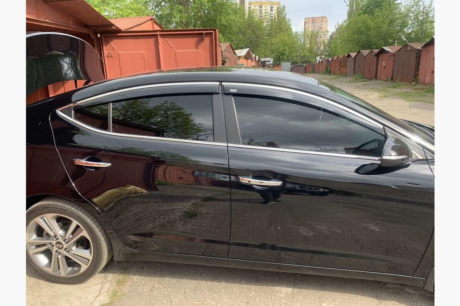 Hyundai Elantra (AD) 2015–2020 Okenné deflektory s chrómovou lištou (4 ks, Niken) Image