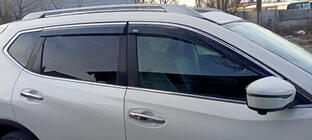 Nissan X-trail T32/Rogue 2014–2021 Okenné deflektory vetra s chrómovou lištou (4 ks, Niken) fotografia 4