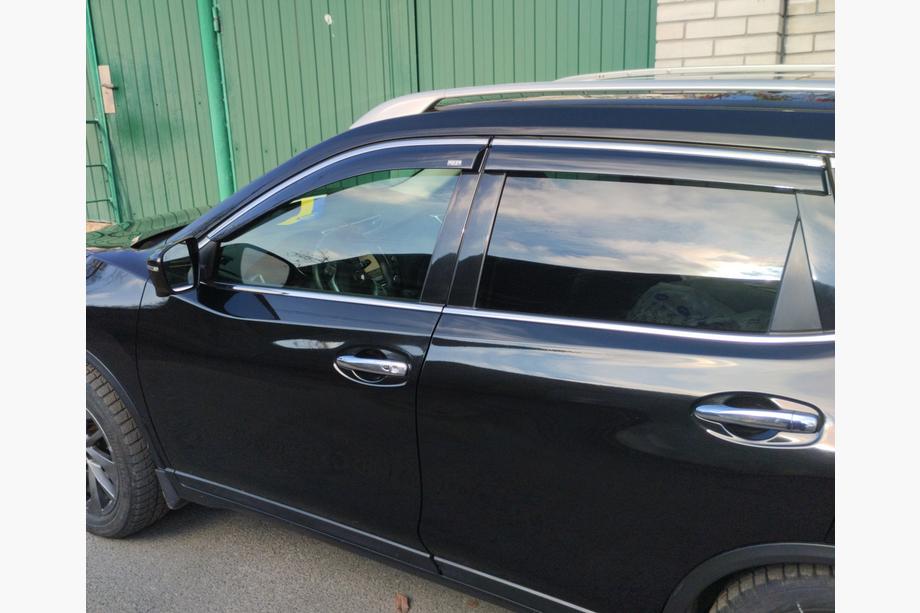 Nissan X-trail T32/Rogue 2014–2021 Okenné deflektory vetra s chrómovou lištou (4 ks, Niken) Image