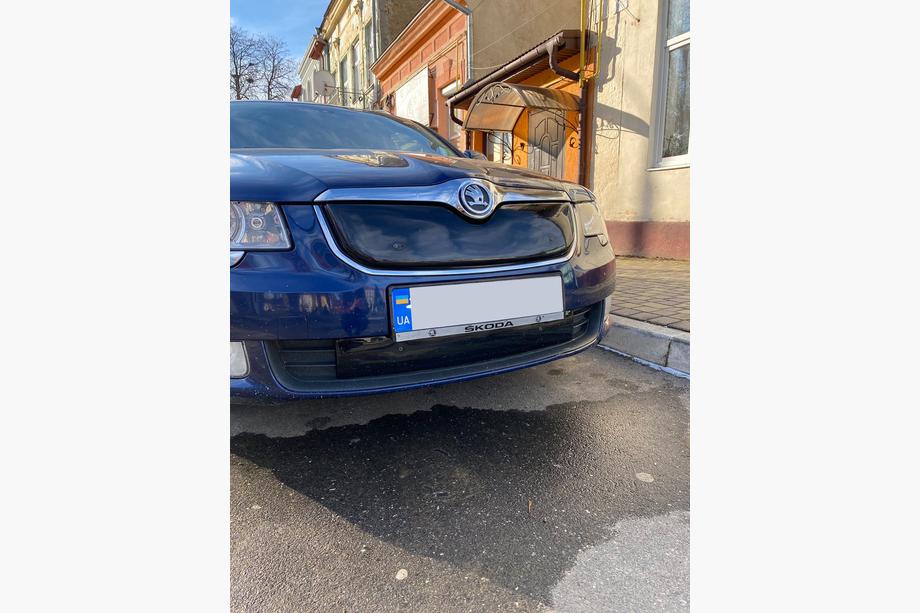 Skoda Superb 2009–2015 Zimná clona na mriežku chladiča (horná, 2008-2013) Lesklá Fotografia 5
