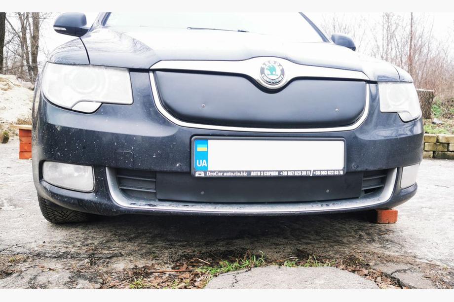 Skoda Superb 2009–2015 Zimná clona na mriežku chladiča (horná, 2008-2013) Lesklá Fotografia 3
