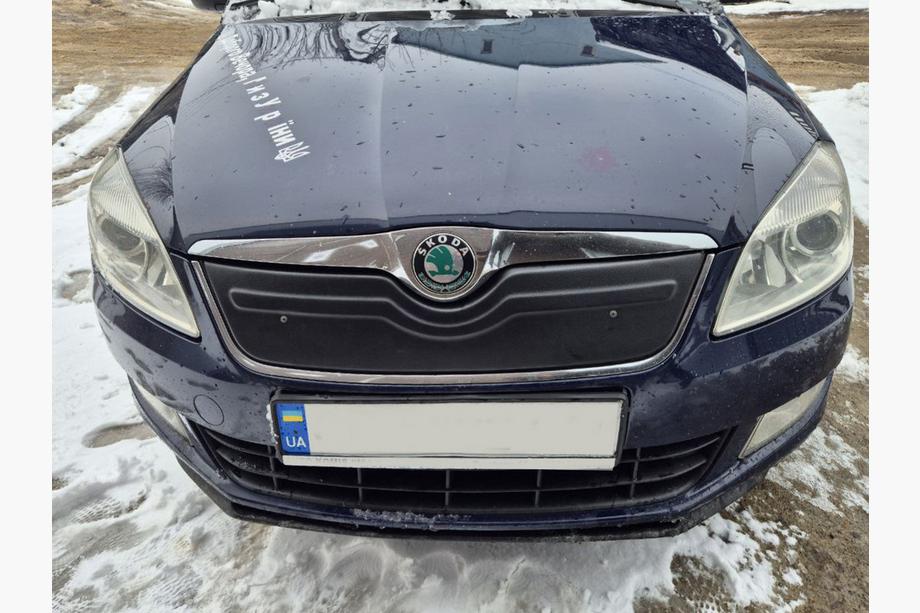 Skoda Roomster 2006–2015 Zimná clona na masku chladiča (2010+, horná) Lesklá Fotografia 3