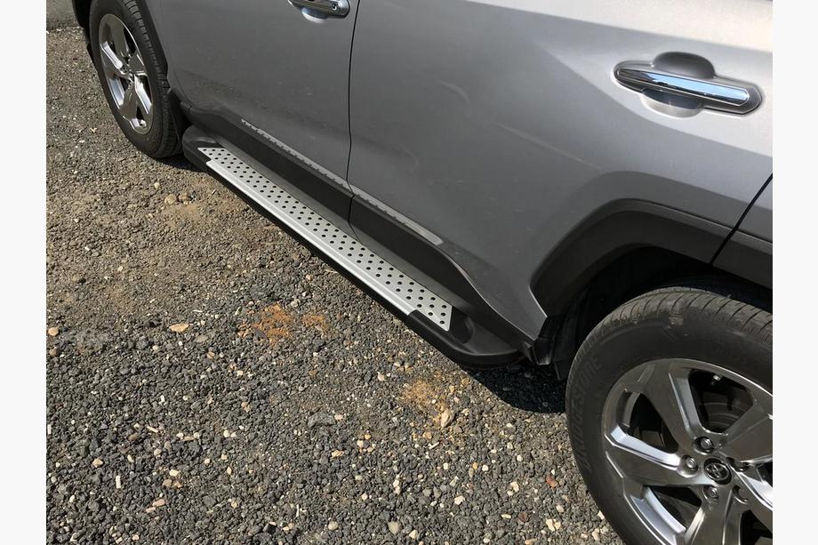 Toyota Rav 4 2019–2025 Bočné nášľapy Allmond Grey (2 ks, hliník) Fotografia 2