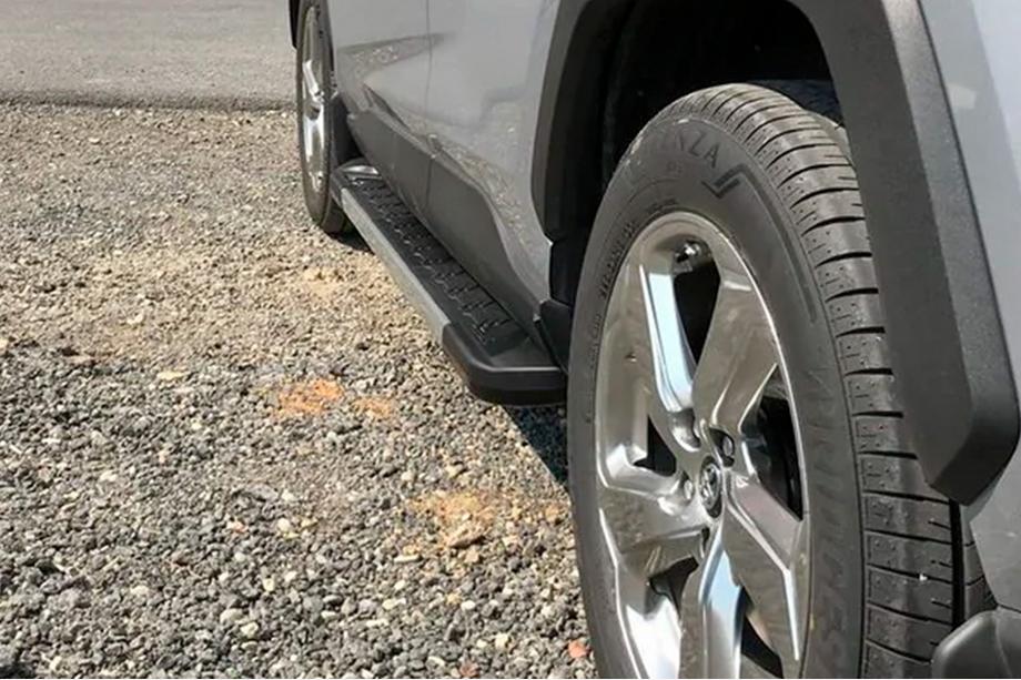 Toyota Rav 4 2019–2025 Bočné nášľapy RedLine V1 (2 ks, hliník) Fotografia 1