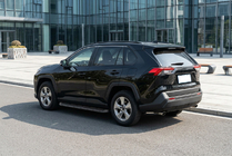 Toyota Rav 4 2019–2025 Bočné prahy Tayga Black (2 ks, hliník) fotografia 1