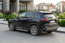 Toyota Rav 4 2019–2025 Bočné nášľapy Maya V2 (2 ks, hliník) fotografia 1
