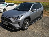 Toyota Rav 4 2019–2025 Bočné nášľapy Maydos V2 (2 ks, hliník s nerezom) fotografia 2