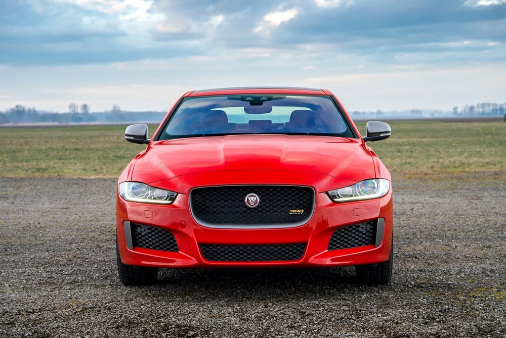 Recenzia prémiového sedanu Jaguar XE
