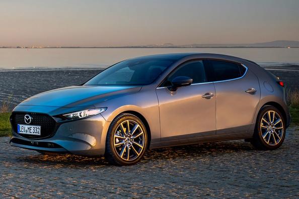 Kompaktný hatchback Mazda 3 štvrtej generácie
