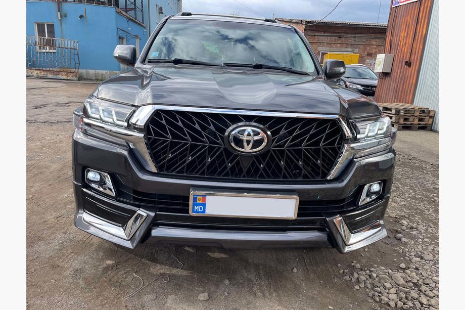 Toyota Land Cruiser 200 2007–2021 Sada body kitu 2016↗ (TRD 2021) Biela farba Fotografia 6