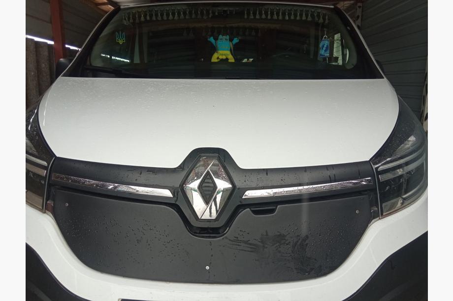 Renault Trafic 2015– Zimná clona na masku chladiča (2015-2020) Matná Fotografia 2