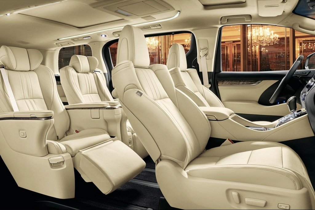 Luxusný plnohodnotný minivan Toyota Alphard
