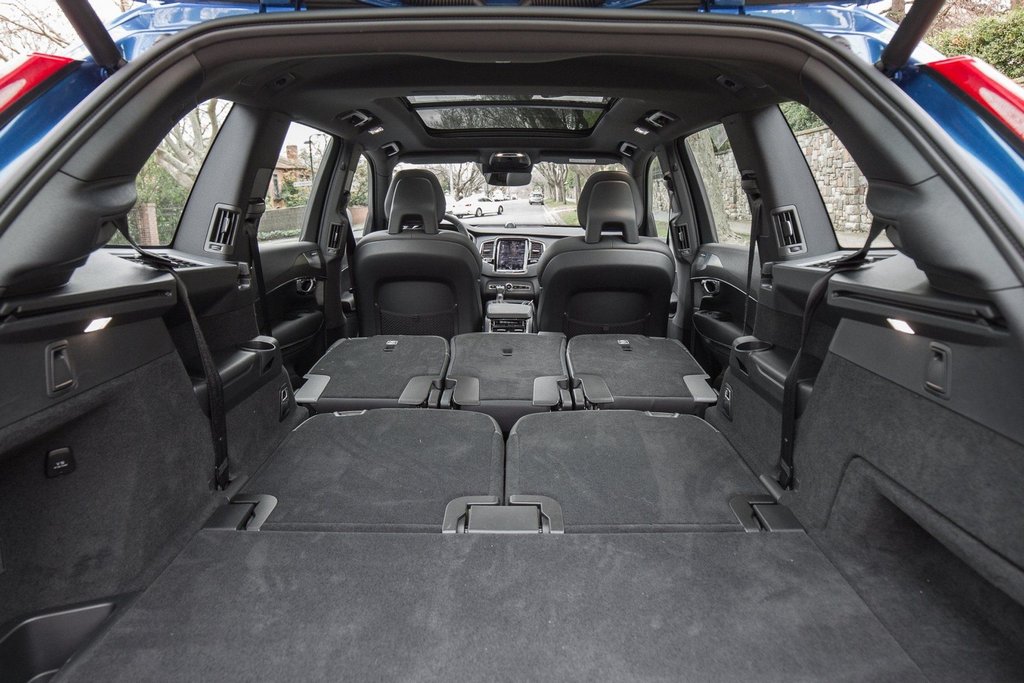 Stredne veľký crossover Volvo XC90 druhej generácie