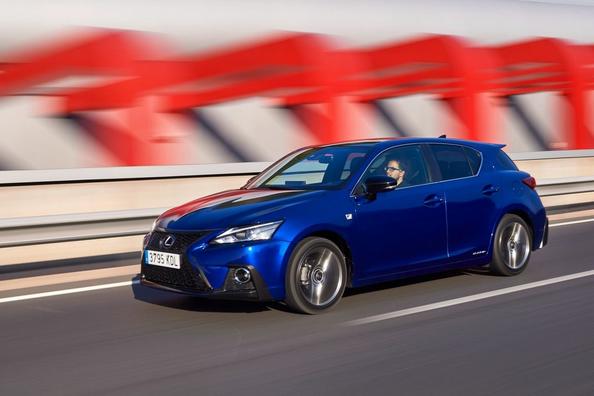 Kompaktný hybridný hatchback Lexus CT 200h