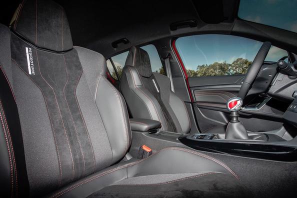 Test päťdverového hot hatchu Peugeot 308 GTi Fotografia 10