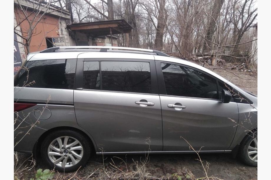 Mazda 5 2010–2018 Hliníkové strešné lyžiny (chróm) Fotografia 4