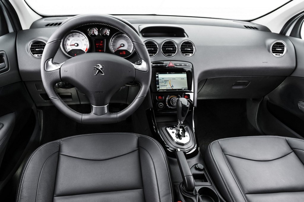 Recenzia kompaktného sedanu Peugeot 408