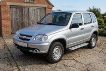 Chevrolet Niva 1998–2020 Bočné nášľapy Maya V2 (2 ks, hliník) fotografia 1