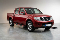Nissan Navara 2006–2015 Bočné prahy Maya Red (2 ks., hliník) fotografia 1