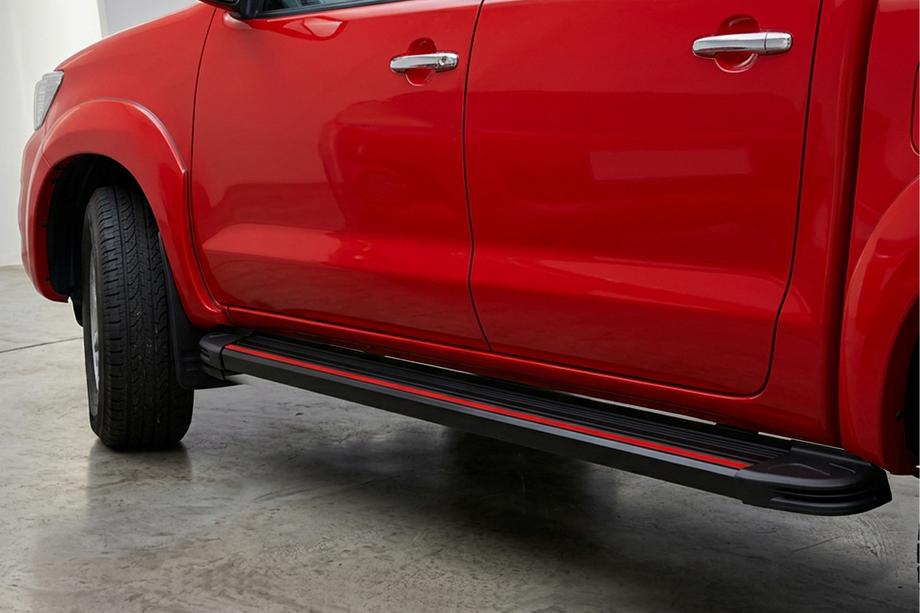Toyota Hilux 2006–2015 Bočné prahy Maya Red (2 ks., hliník) Image
