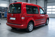 Volkswagen Caddy 2004–2010 Bočné prahy Maya Red (2 ks., hliník) Maxi rázvor fotografia 1