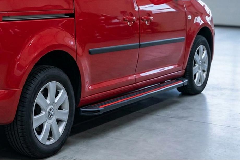Volkswagen Caddy 2010–2015 Bočné prahy Maya Red (2 ks., hliník) Maxi rázvor Image